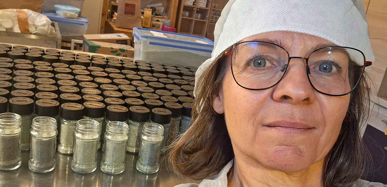 Vera Müller-Schmid mit einer Charge Kräutersalz im Hintergrund