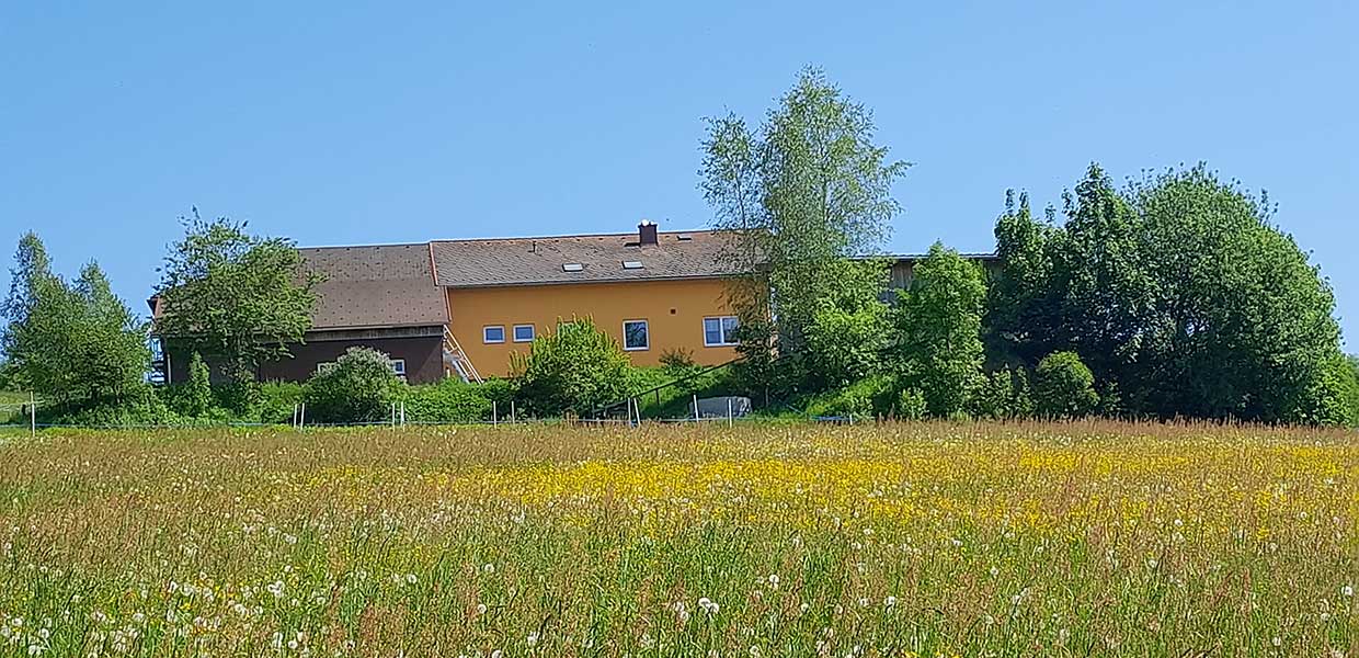 Das Haus Sonnenhof, im Vordergrund eine Wiese