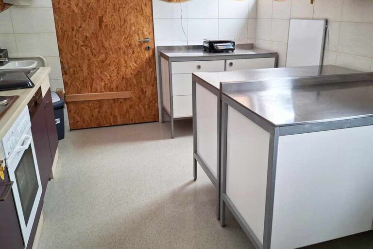 gereinigte Wirschaftsküche mit Nirostertheken