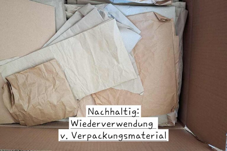 Eine Schachtel mit verschiedenen Verpackungspapieren zur Wiederverwendung.